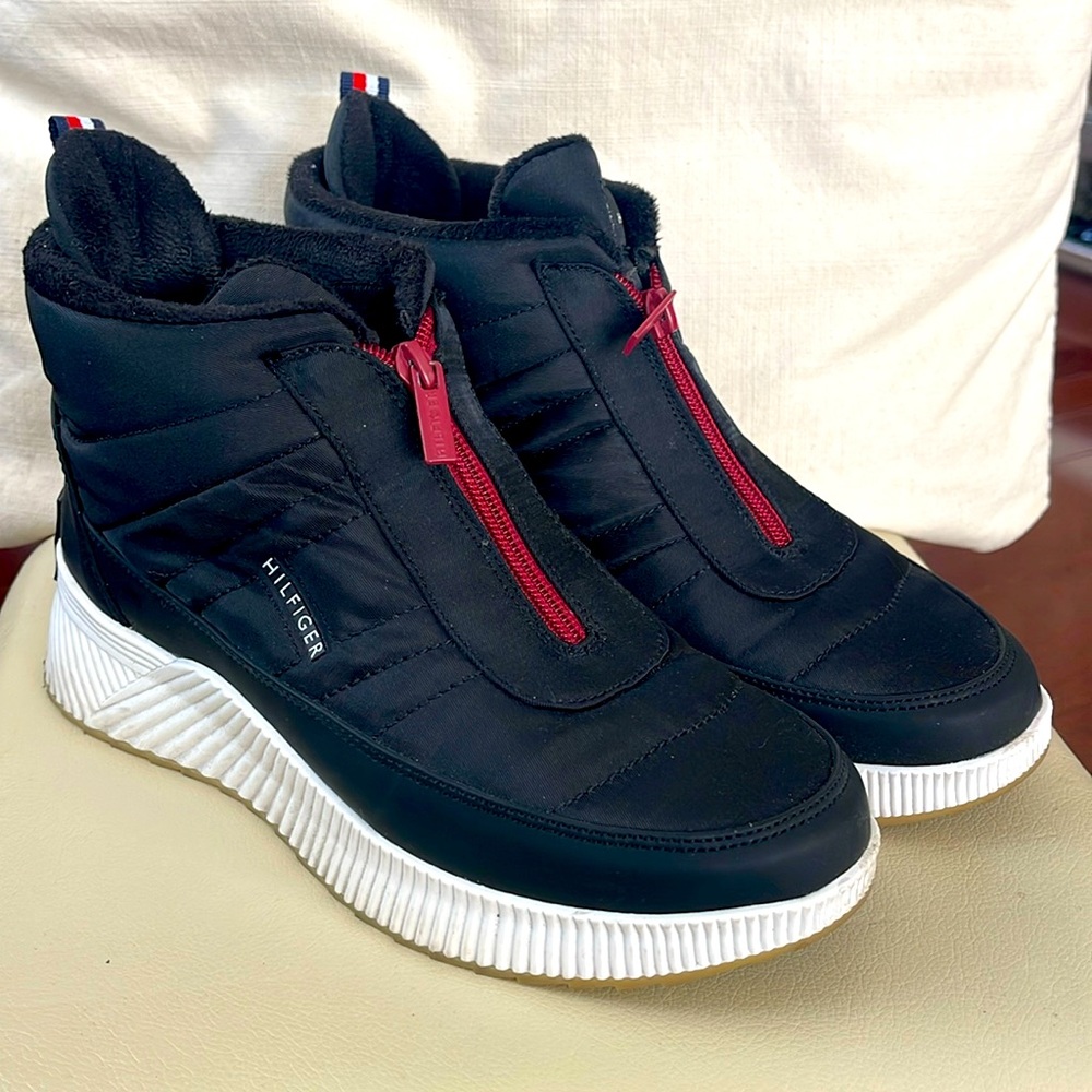 Black ankle sneakers by Tommy Hilfiger.